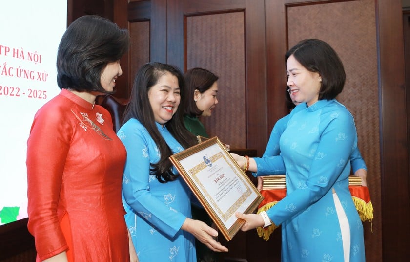 Các tập thể, cá nhân điển hình tiêu biểu là những bông hoa rực rỡ sắc hương trong vườn hoa người tốt việc tốt của Thủ đô Hà Nội.