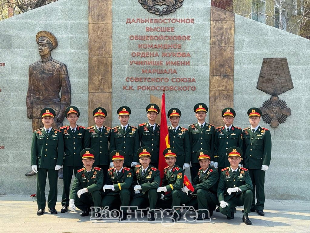 Khối du học sinh Việt Nam tham gia lễ duyệt binh kỷ niệm tại thành phố Blagoveshchensk chụp ảnh lưu niệm