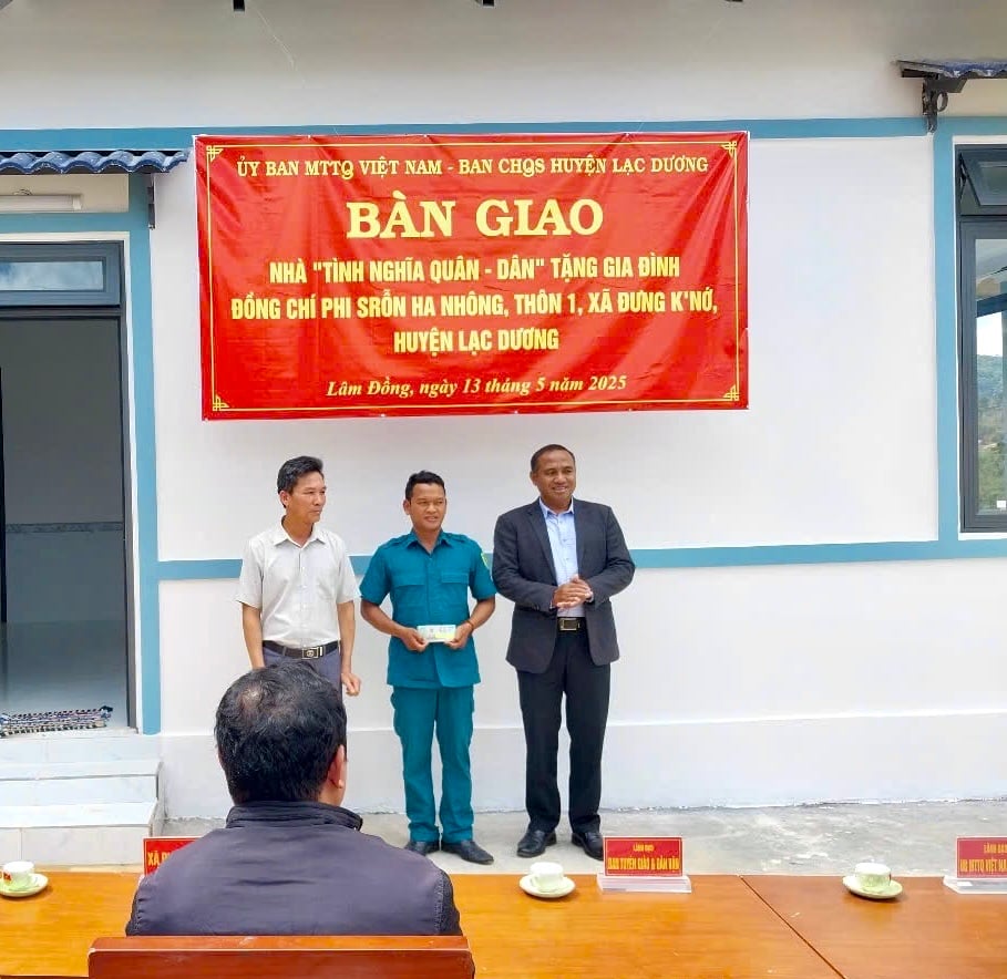 Đại diện Ban Tuyên giáo và Dân vận Huyện ủy Lạc Dương trao tặng quà ch gia đình