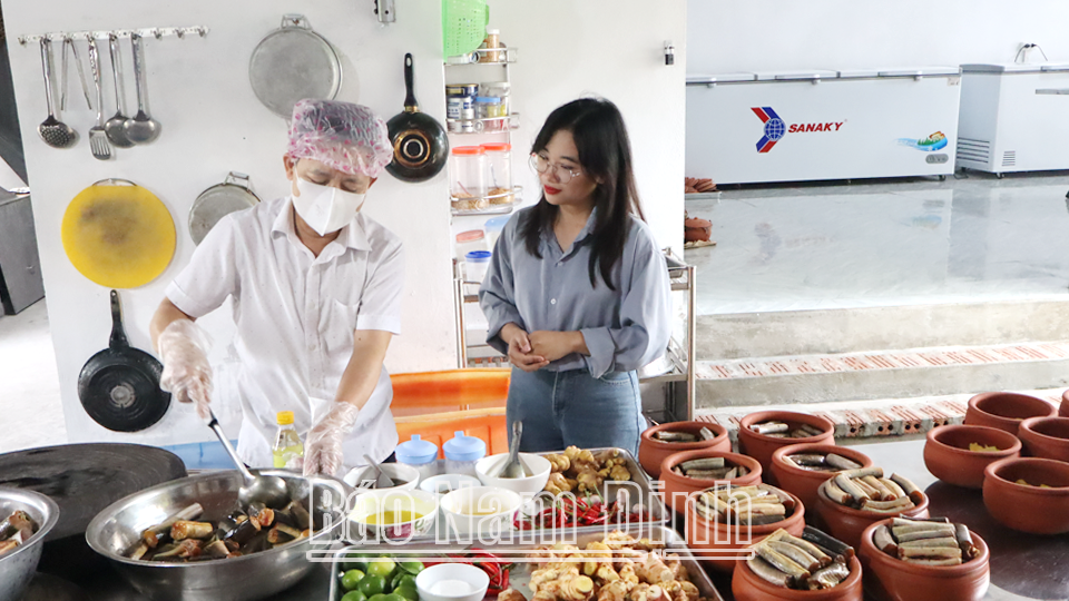 Hội viên nông dân xã Phúc Thắng (Nghĩa Hưng) thực hiện quy trình chế biến sản phẩm OCOP cá nhệch kho niêu.