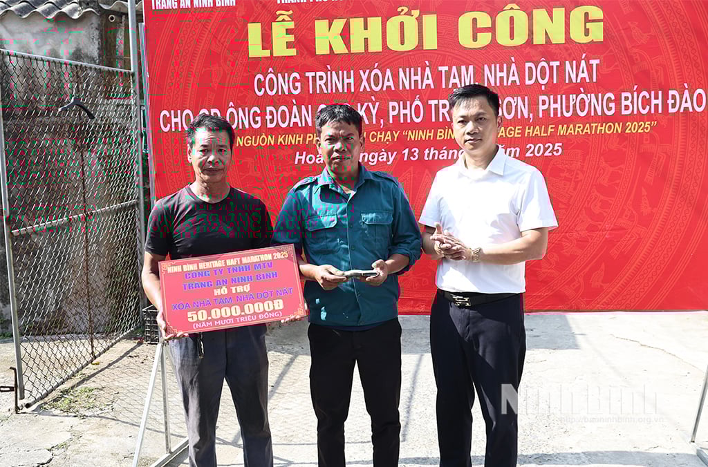 Lãnh đạo Công ty TNHH MTV Tràng An Ninh Bình trao biển tượng trưng số tiền cho gia đìnhông Đoàn Cao Kỳ.