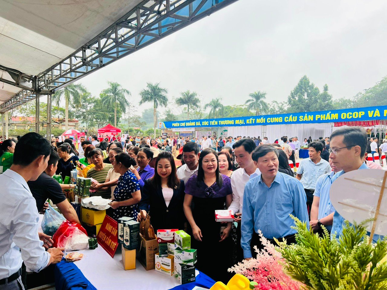 Tân Sơn tổ chức phiên chợ kết nối cung cầu sản phẩm OCOP và nông sản an toàn