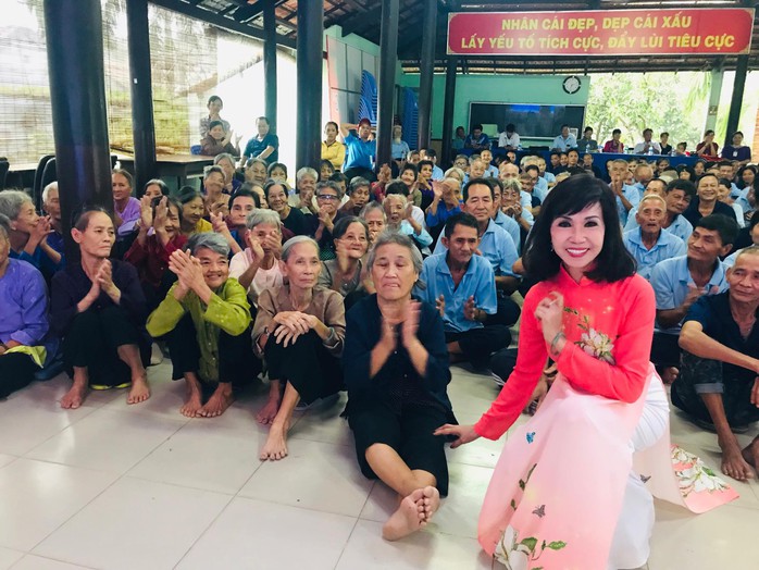Ca sĩ Trang Mỹ Dung: Hát để xoa dịu nỗi đau của người bất hạnh - Ảnh 1.