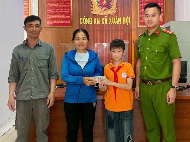 Học sinh lớp 5 nhặt được 61 triệu đồng trả lại người đánh rơi - Ảnh 1.