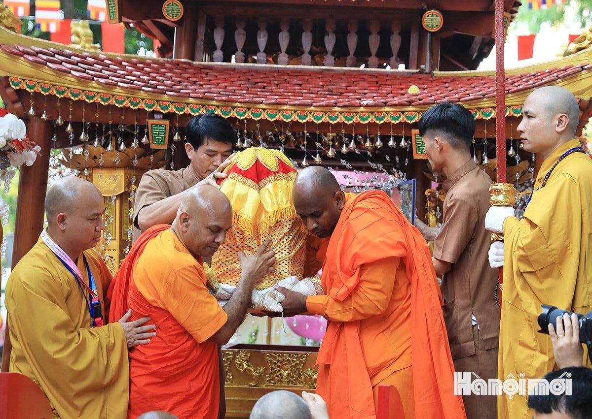 W_nguoi-dan-cung-don-xa-loi-phat-9.jpg
