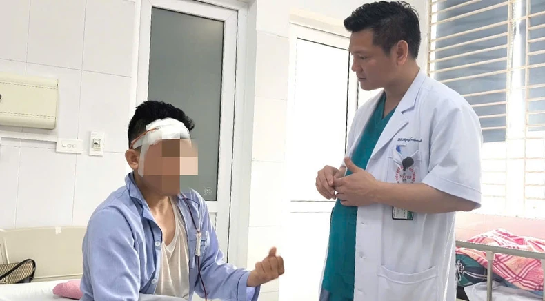 Bệnh nhân tỉnh táo trò chuyện với bác sĩ suốt ca mổ não ảnh 1