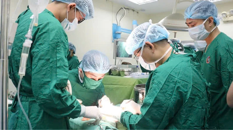 Affirmant la capacité de maîtriser des techniques spécialisées en transplantation d'organes au niveau provincial, photo 1