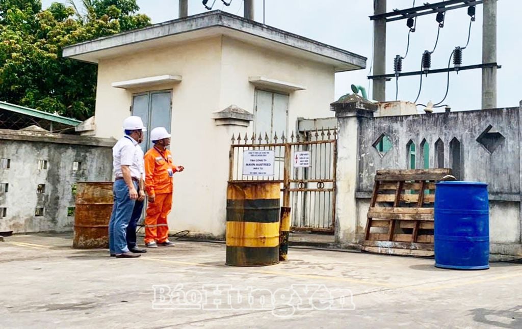 Nhân viên Điện lực Khoái Châu kiểm tra trạm biến áp ở Công ty cổ phần đầu tư Royal Việt Nam, xã Tân Dân (Khoái Châu)
