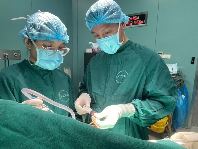 Các bác sĩ tiến hành phẫu thuật cho bệnh nhân. Ảnh: Thanh Thanh