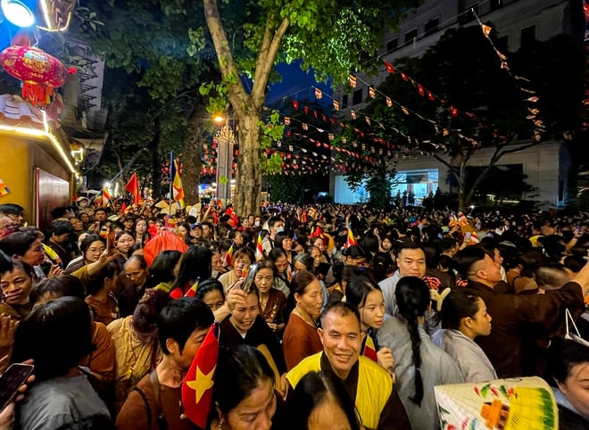 Hàng nghìn người cung rước xá lợi Phật quanh hồ Gươm- Ảnh 4.