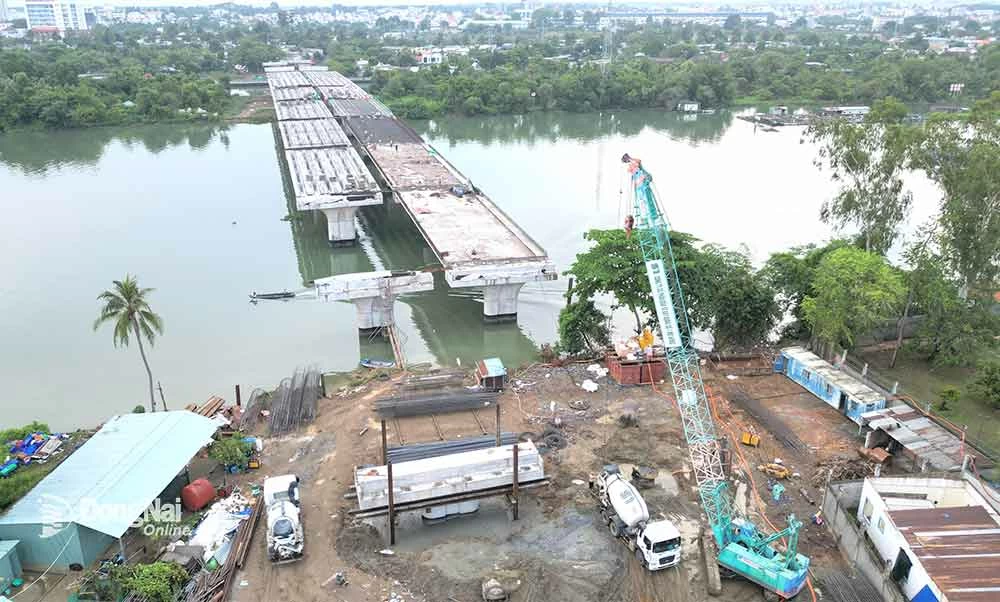 Thi công hạng mục cầu Thống Nhất thuộc Dự án Đường trục trung tâm thành phố Biên Hòa. Ảnh: P.Tùng