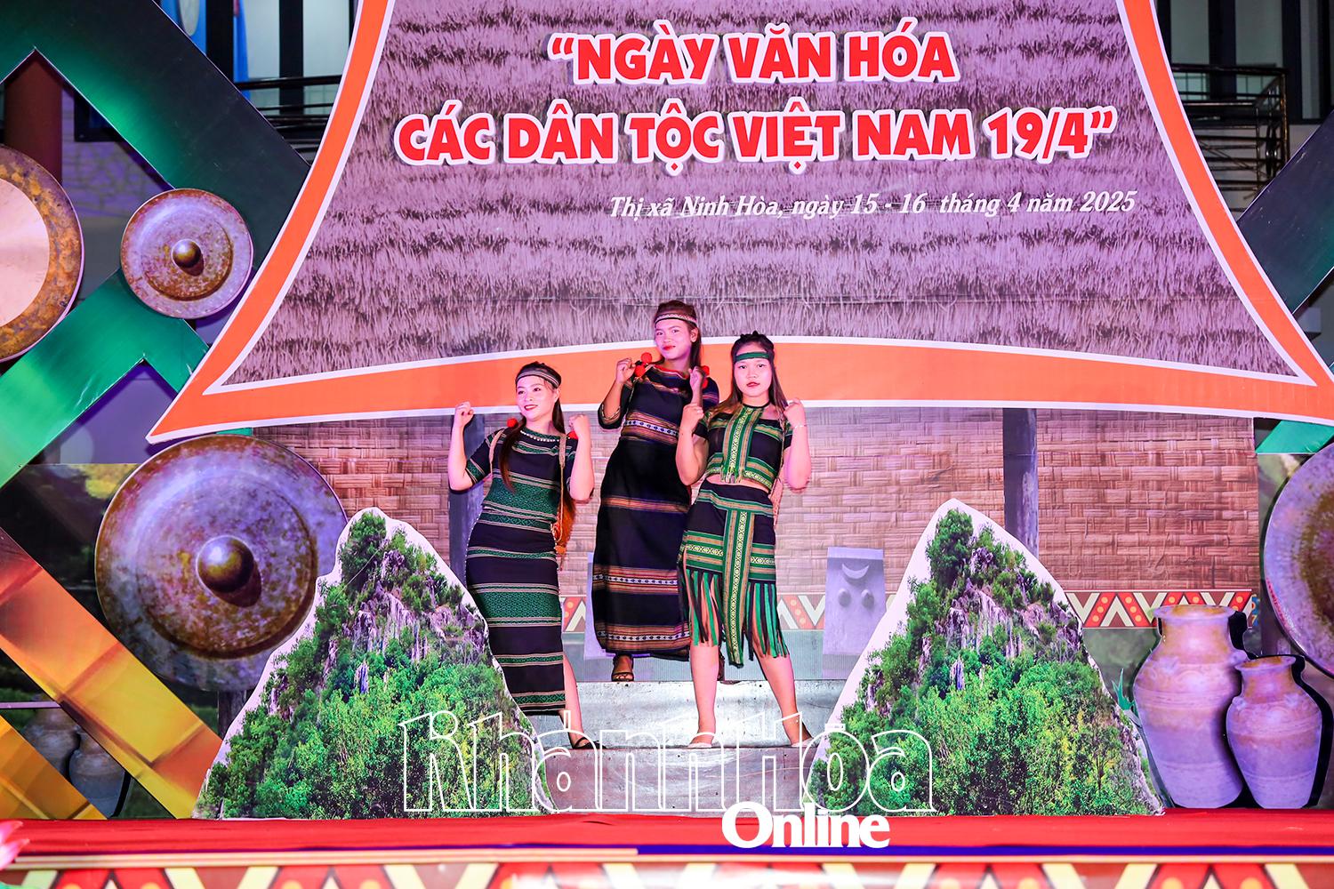 Các bạn trẻ ở huyện Khánh Sơn trình diễn trang phục truyền thống tại Ngày Văn hóa các dân tộc Việt Nam trên địa bàn tỉnh năm 2025.