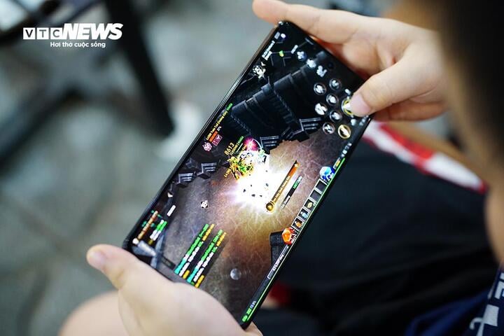 Thiết bị không thuộc diện dành cho người chơi game cấu hình nặng, nhưng lại phù hợp với “dân cày” thường xuyên treo máy hoặc chơi game thời gian dài trên di động nhờ viên pin được tối ưu cả về hiệu năng lẫn quản lý nhiệt lượng trong suốt quá trình sử dụng.