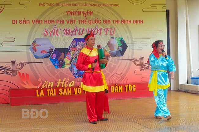 Biểu diễn bài chòi dân gian. Ảnh: NGỌC NHUẬN