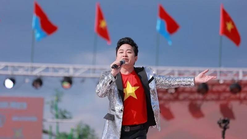 Ca sĩ Tùng Dương biểu diễn tại Nhật Bản. (Ảnh: NVCC)