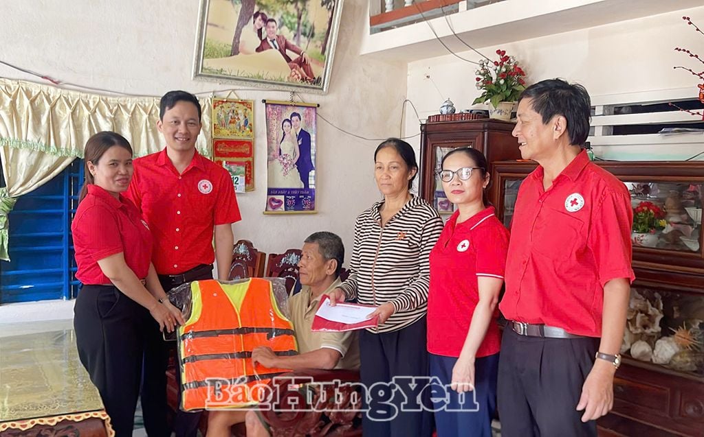 Lãnh đạo Hội Chữ thập đỏ tỉnh Hưng Yên tặng quà, động viên gia đình ngư dân nghèo huyện đảo Lý Sơn ( Quảng Ngãi)