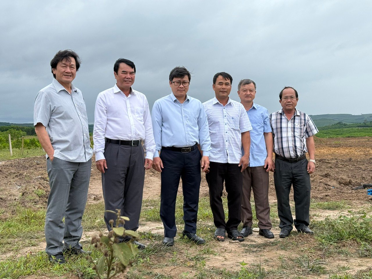 Tác giả (thứ hai từ trái qua) cùng lãnh đạo Sở Nông nghiệp và Môi trường và Chủ tịch UBND huyện Sơn Hòa đi khảo sát thực tế tại huyện Sơn Hòa. Ảnh: CTV