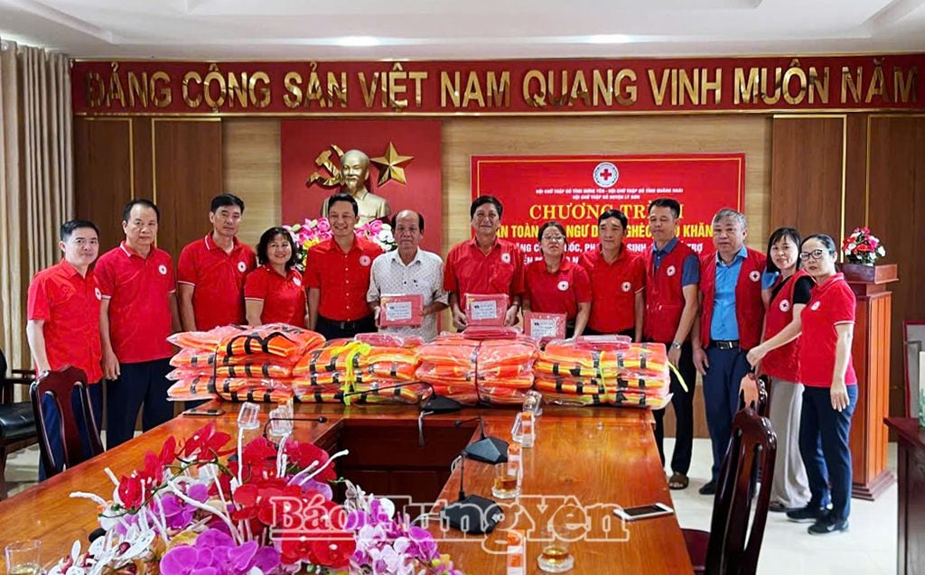 Hội Chữ thập đỏ tỉnh Hưng Yên trao cờ Tổ quốc, áo phao cho ngư dân nghèo tại huyện đảo Lý Sơn (Quảng Ngãi )