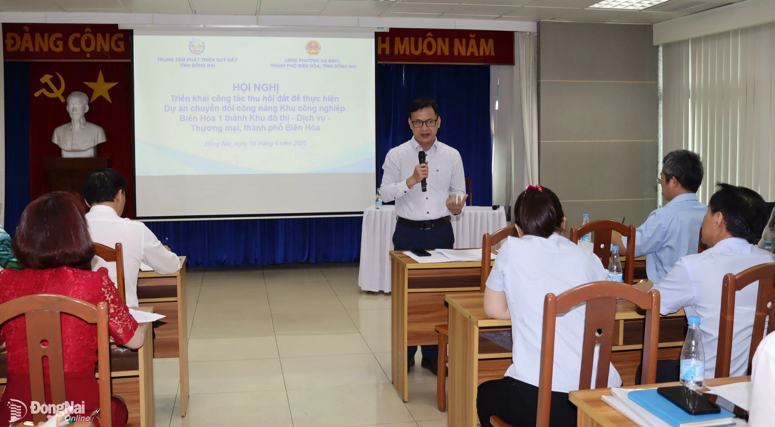 Giám đốc Trung tâm phát triển quỹ đất tỉnh Mai Phong Phú giải đáp thắc mắc liên quan đến kế hoạch thu hồi đất của các công ty trong Khu công nghiệp Biên Hòa 1. 