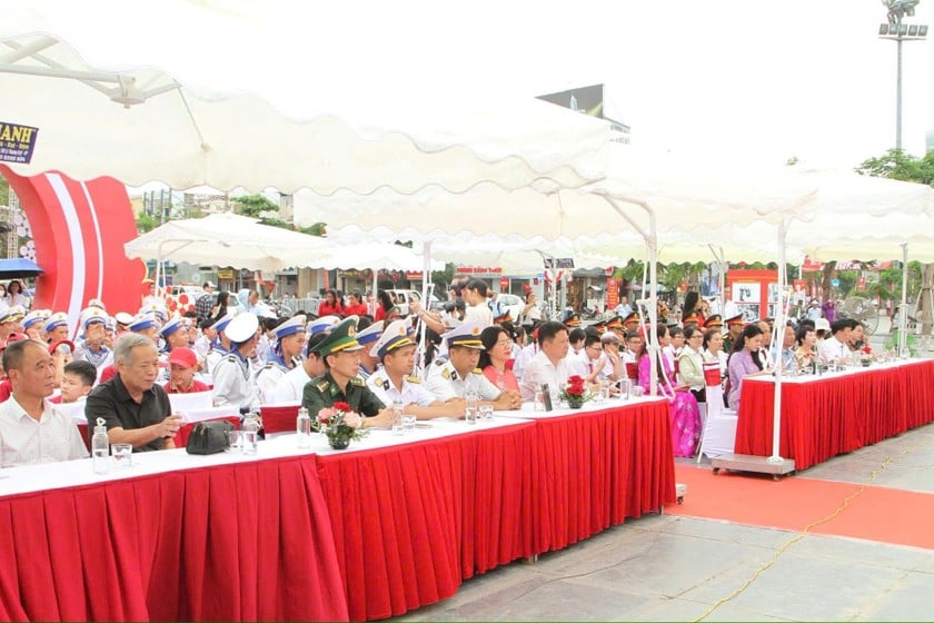 Các đại biểu tham dự buổi triển lãm.