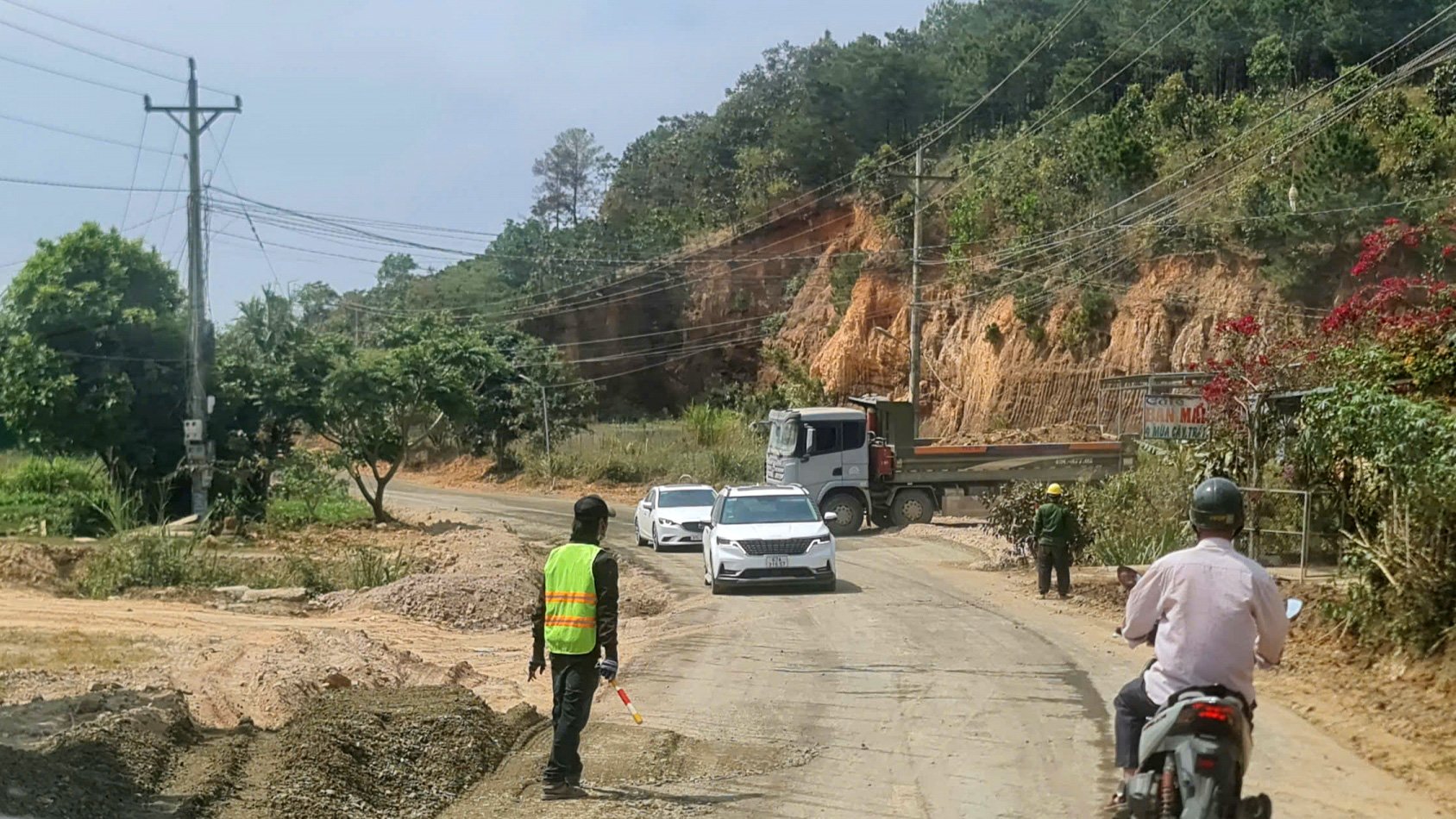 Một đoạn Quốc lộ 28B qua địa bàn huyện Đức Trọng đang thi công
