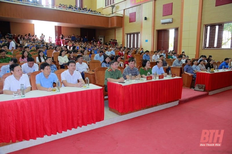 Trưng bày ảnh, tranh cổ động tuyên truyền đảm bảo trật tự, an toàn giao thông