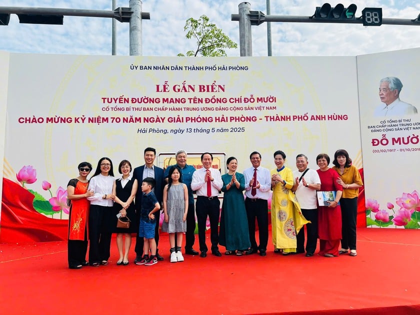 Lãnh đạo TP Hải Phòng chụp ảnh kỷ niệm cùng gia đình Cố Tổng Bí Thư Đỗ Mười