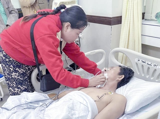 Báo động đỏ cứu sống bệnh nhân toàn thân tím tái, ngưng tim - Ảnh 1.