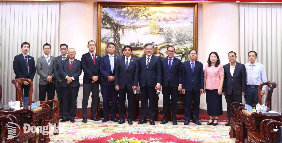 Lãnh đạo UBND tỉnh và các sở ngành chụp hình lưu niệm với đoàn công tác HHDN Nhật Bản. Ảnh: Ngọc Liên