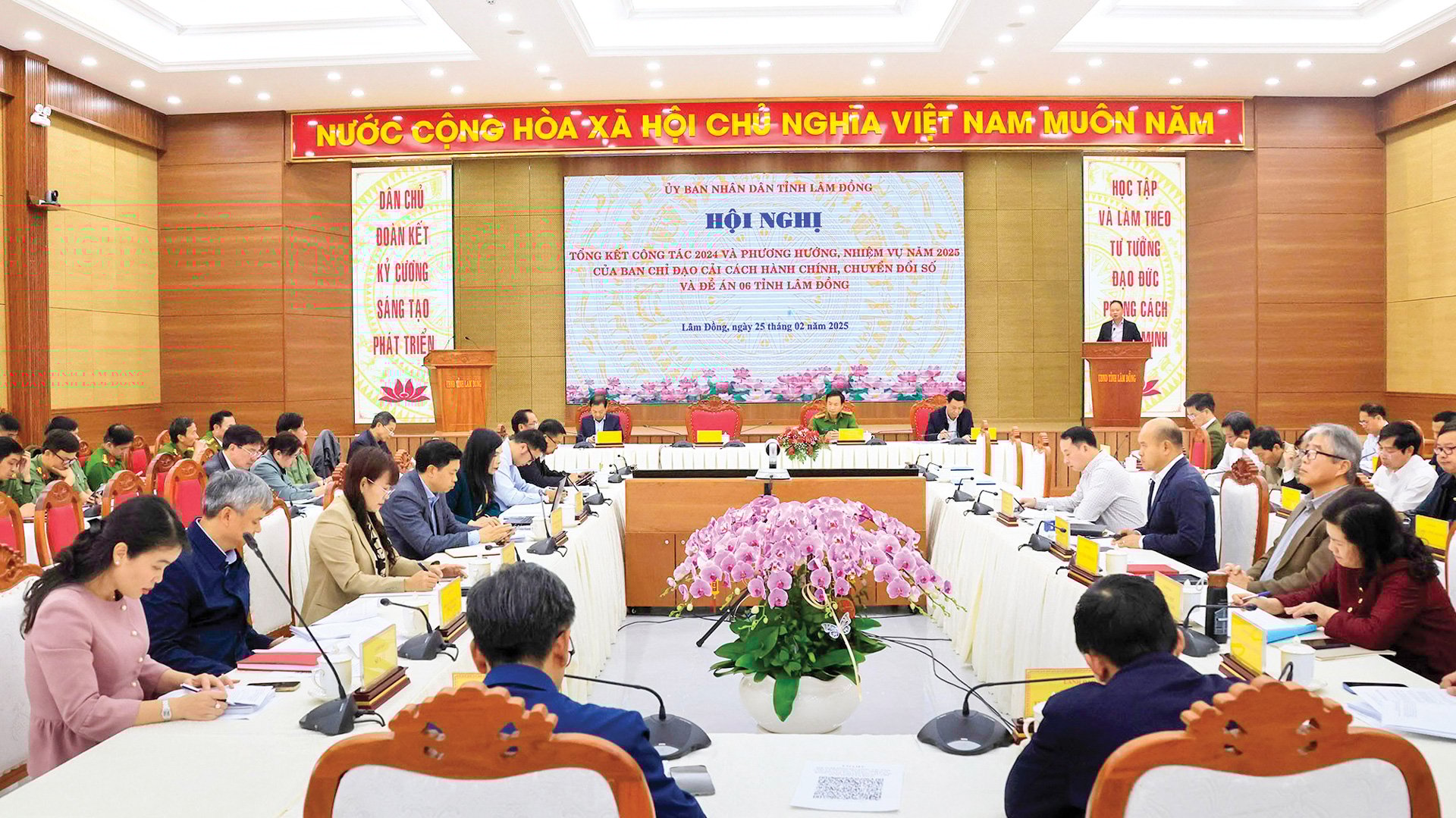 Ban Chỉ đạo CCHC, Chuyển đổi số và Đề án 06 tỉnh Lâm Đồng tổng kết công tác năm 2024,
triển khai nhiệm vụ năm 2025