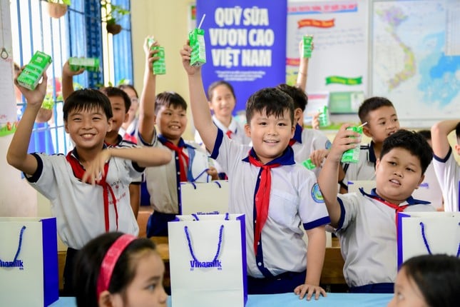 Vinamilk và quỹ sữa vươn cao Việt Nam năm thứ 18 mang nửa triệu hộp sữa đến với trẻ em khó khăn ảnh 1