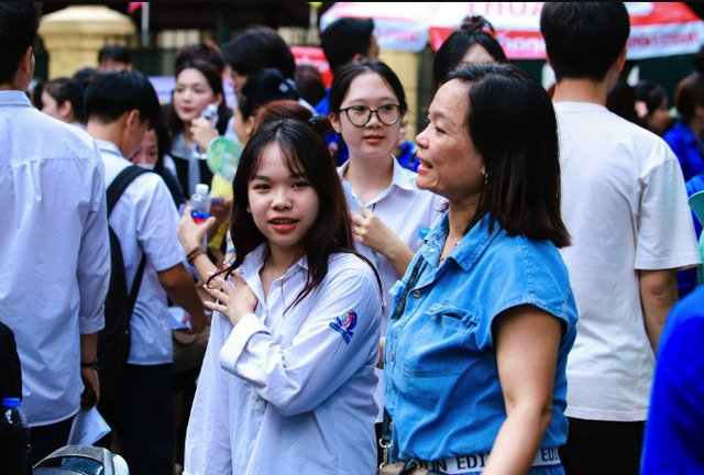 Dự kiến Hiệu trưởng cấp bằng tốt nghiệp THPT - Ảnh 1.