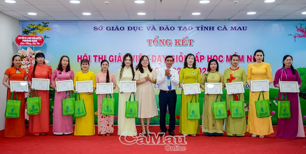 Tiến sĩ Lê Hoàng Dự trao chứng nhận Giáo viên dạy giỏi mầm non cấp tỉnh năm học 2024-2025.