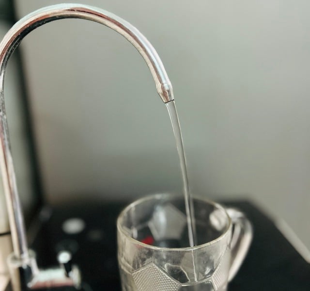 Bác sĩ: Tránh uống nước trong, ngay sau bữa ăn- Ảnh 2.