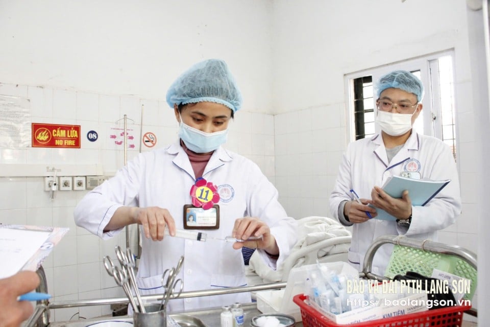 Điều dưỡng Bệnh viện Phổi Lạng Sơn (bên trái) tham gia hội thi đánh giá năng lực chuyên môn bác sĩ và điều dưỡng năm 2025