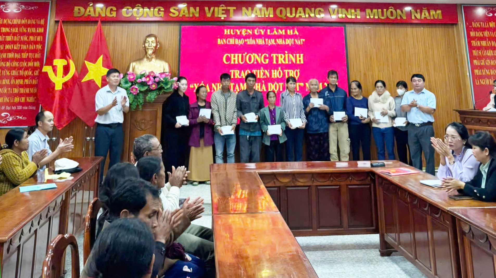 Ban Chỉ đạo Xoá nhà tạm, nhà dột nát trao tiền hỗ trợ cho các hộ dân