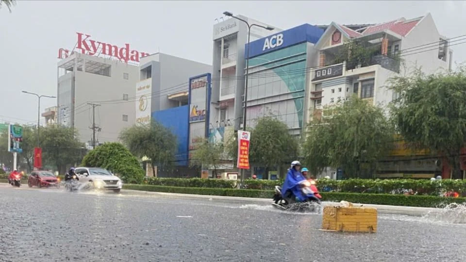 Trận mưa chiều 13-5 làm ngập nhiều tuyến đường nội ô quận Ninh Kiều