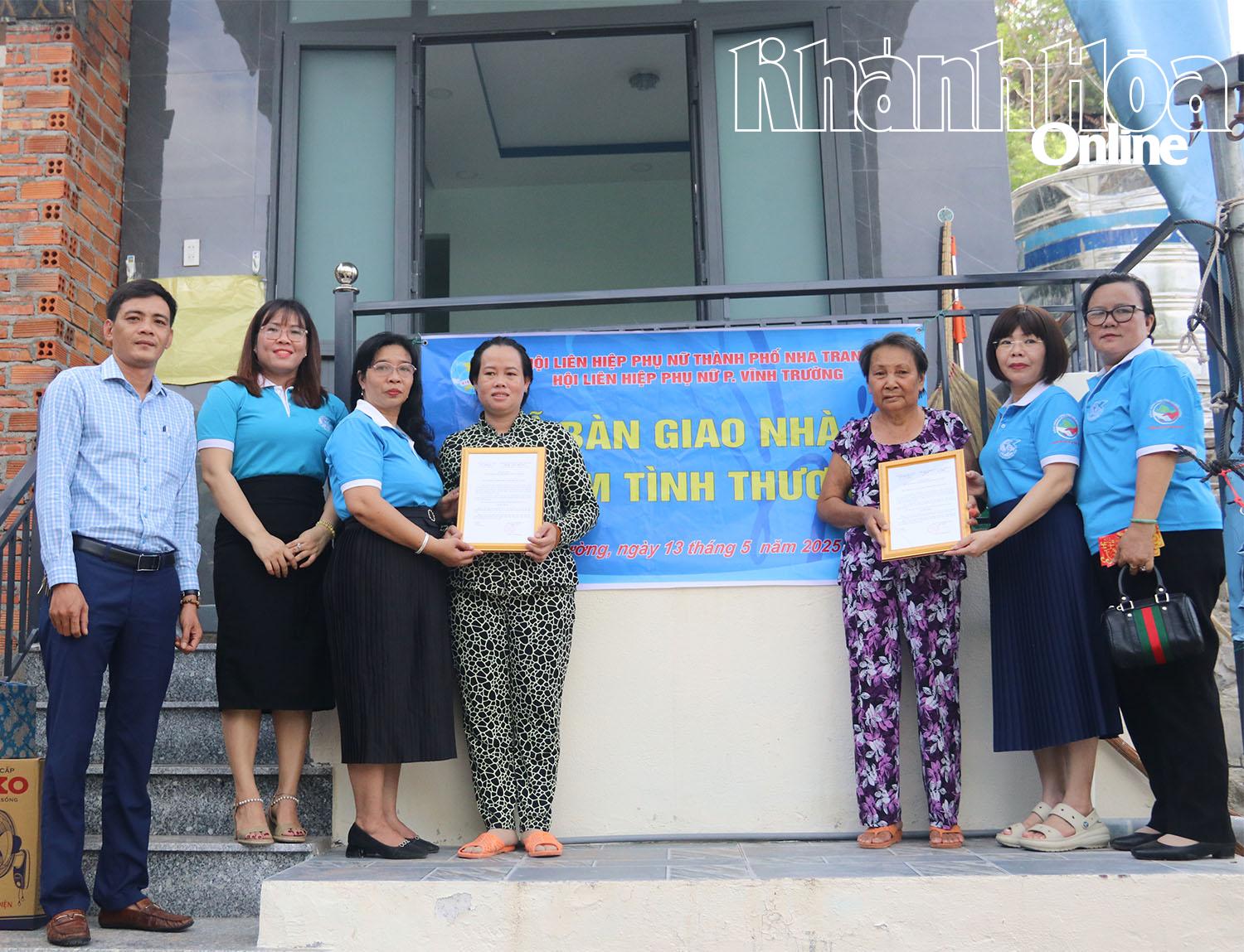 Hội LHPN TP. Nha Trang trao quyết định bàn giao nhà Mái ấm tình thương cho 2 gia đình phụ nữ có hoàn cảnh khó khăn.