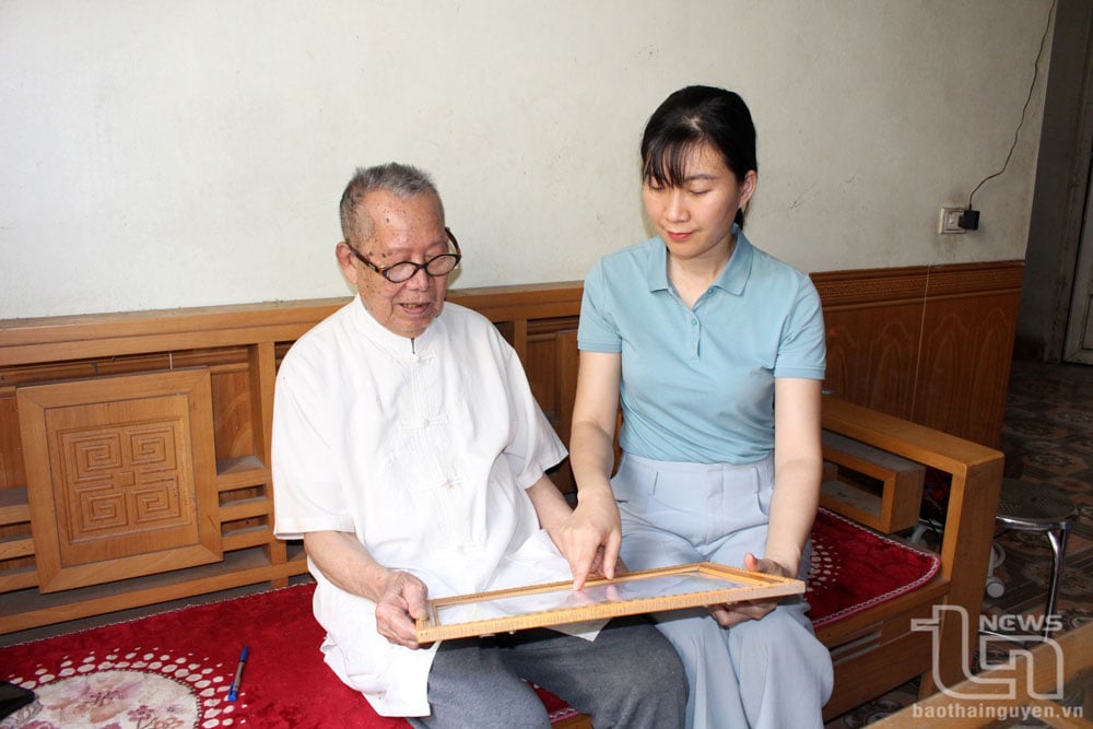 Cụ Hoàng Văn Mộc, ở tổ dân phố Tân Thịnh, phường Tân Hương (TP. Phổ Yên), chia sẻ với phóng viên về Huy hiệu 50 năm tuổi Đảng bản thân được trao tặng.