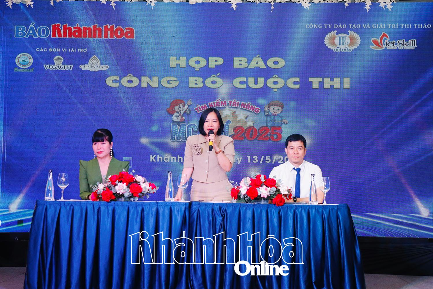 Mrs. Thai Thi Le Hang - Editor-in-Chief of Khanh Hoa Newspaper, Head of the Organizing Committee of the contest.