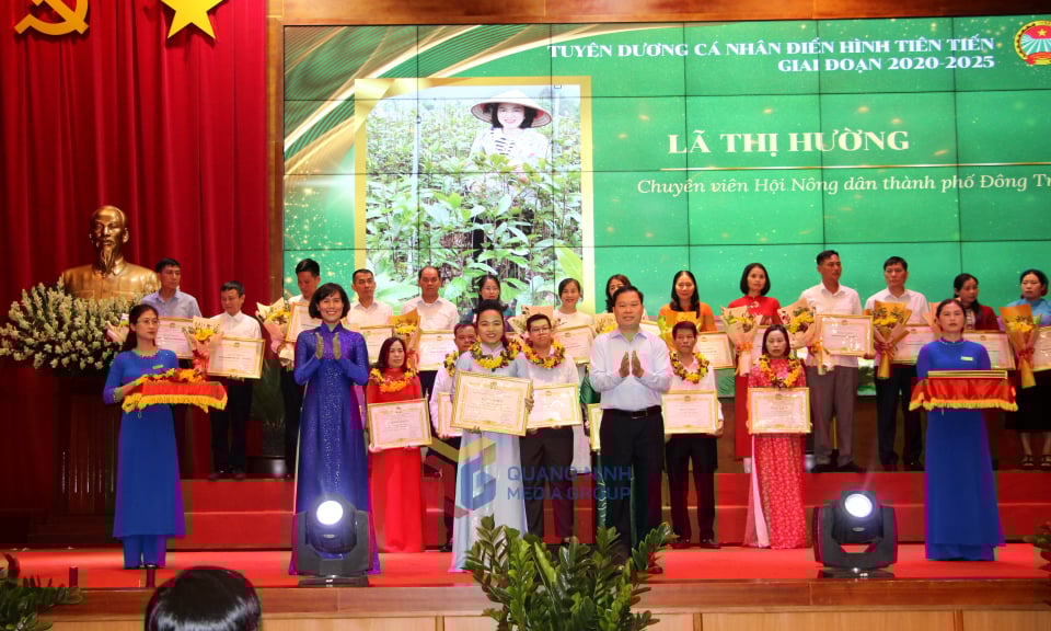 ថ្នាក់​ដឹក​នាំ​សមាគម​កសិករ​ខេត្ត​បាន​ផ្តល់​ប័ណ្ណ​សរសើរ​របស់​សមាគម​កសិករ​ខេត្ត​ដល់​បុគ្គល​កម្រិត​ខ្ពស់​ក្នុង​ចលនា​ត្រាប់​តាម​សម្រាប់​ឆ្នាំ​២០២០-២០២៥។