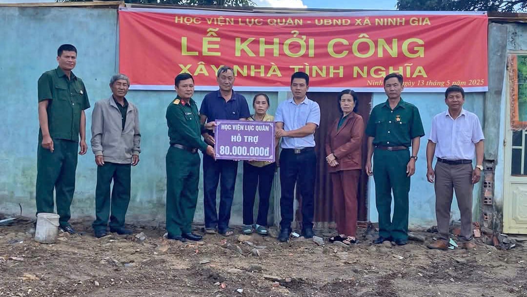 Đại diện Phòng Chính trị Học viện Lục quân, lãnh đạo UBND xã và Hội Cựu chiên binh trao tiền hỗ trợ xây nhà cho gia đình ông Minh