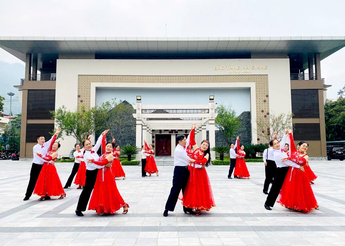Hội viên Hội Cựu giáo chức nhiệt tình tham gia các hoạt động văn hóa, văn nghệ.