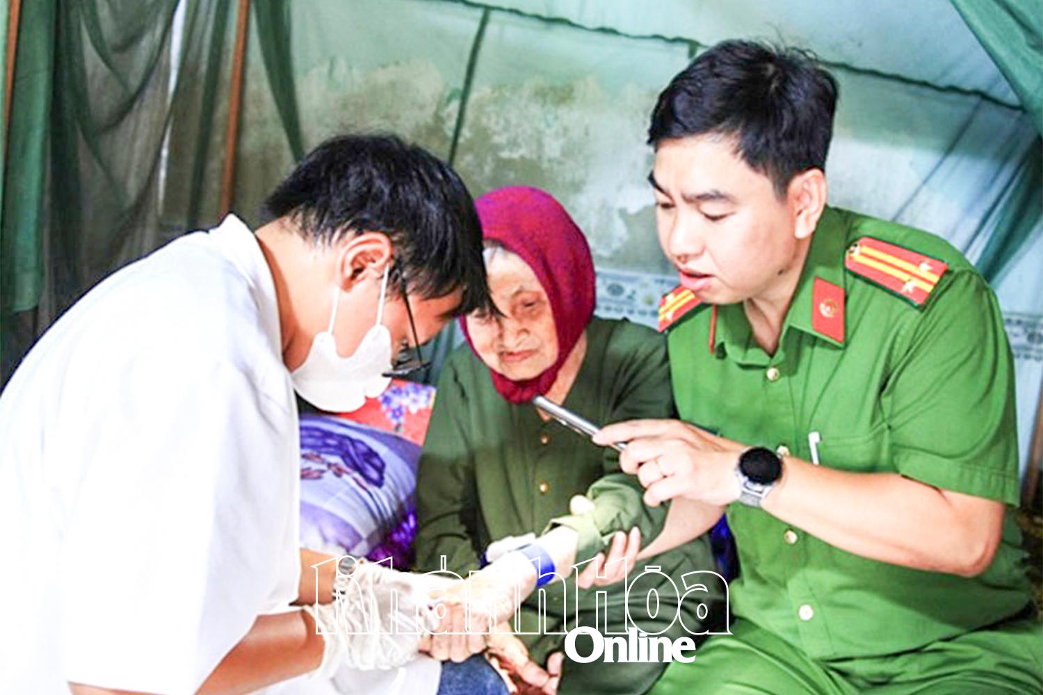 Đoàn công tác đến nhà thu mẫu ADN của mẹ liệt sĩ.

