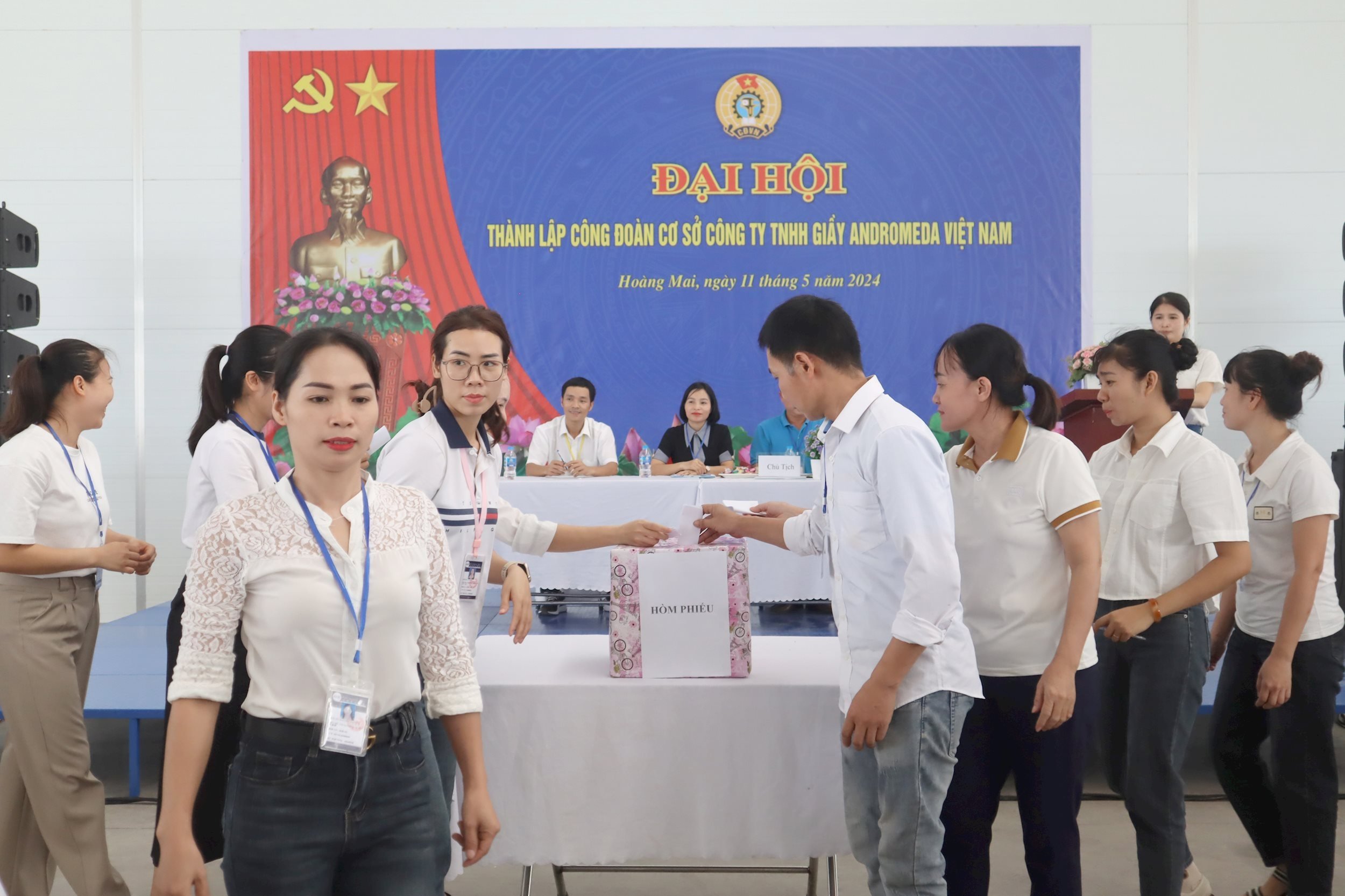 Công nhân, lao động bỏ phiếu bầu Ban Chấp hành Công đoàn trong Đại hội thành lập Công đoàn cơ sở Hoàng Mai 1. Ảnh: Diệp Thanh