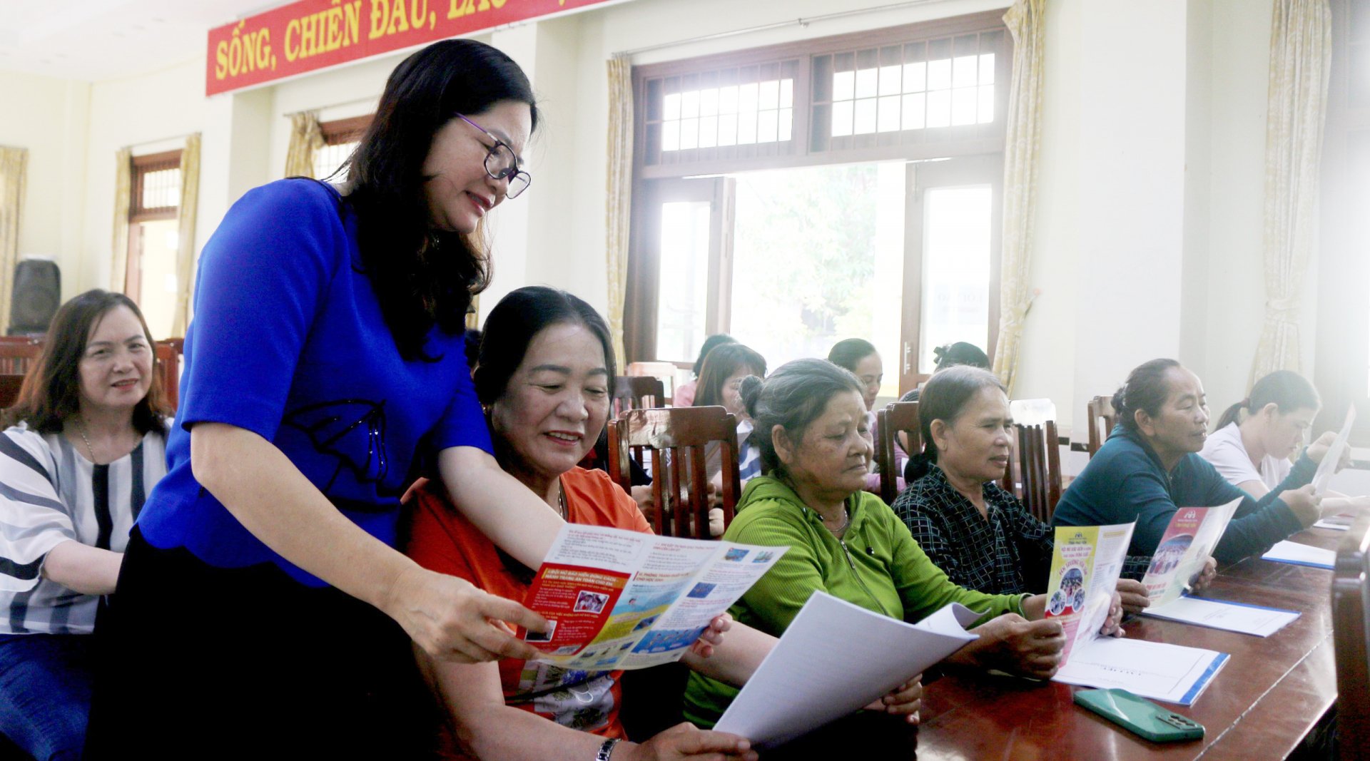 Cán bộ Hội LHPN tỉnh tuyên truyền về các quy định khi tham gia giao thông an toàn cho hội viên. Ảnh: NGỌC DUNG