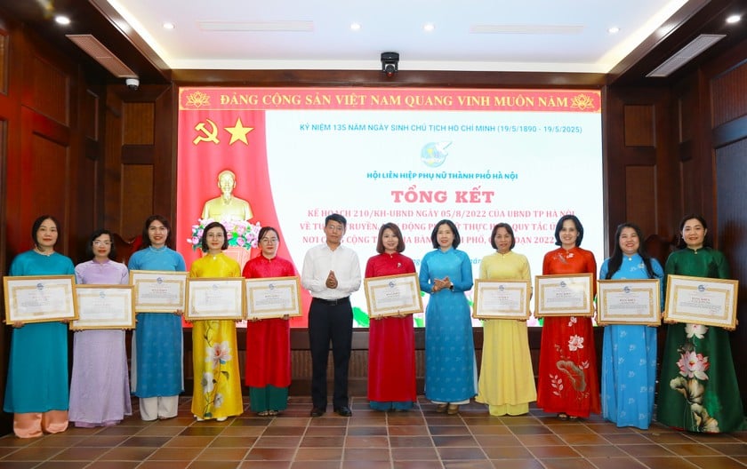 Các tập thể, cá nhân điển hình tiêu biểu được trao tặng bằng khen của Hội Liên hiệp Phụ nữ Hà Nội.