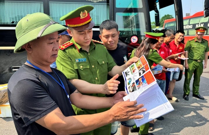 នាយកដ្ឋានប៉ូលីសទីក្រុងហាណូយ ផ្សព្វផ្សាយយុទ្ធនាការផ្សព្វផ្សាយស្តីពីការទប់ស្កាត់គ្រឿងញៀននៅស្ថានីយ៍រថយន្តក្រុងលិចទឹកក្នុងស្រុក Hoang Mai..jpg