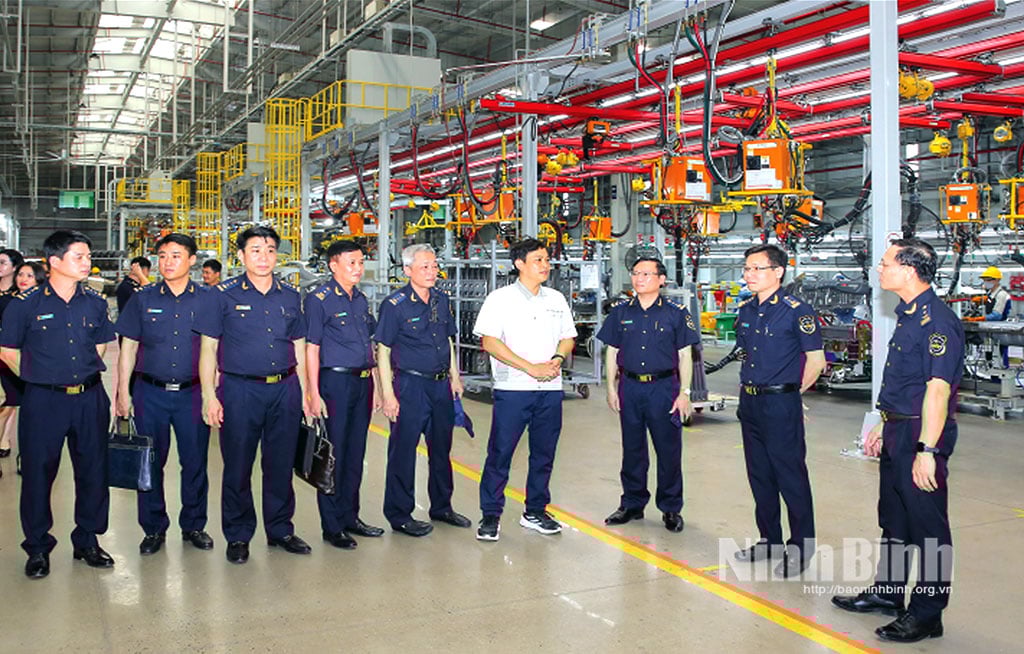 Đoàn công tác Chi cục Hải quan Khu vực X thăm và làm việc tại Nhà máy sản xuất ô tô Hyundai Thành Công Việt Nam, Khu công nghiệp Gián Khẩu (Gia Viễn).