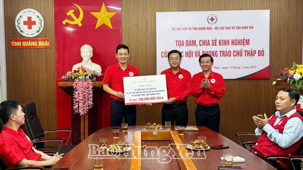 Lãnh đạo Hội Chữ thập đỏ tỉnh Hưng Yên trao biển tượng trưng hỗ trợ ngư dân nghèo ( Quảng Ngãi )